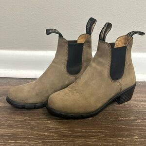 Women’s Heeled Blundstones Suede light tan size 6.5
